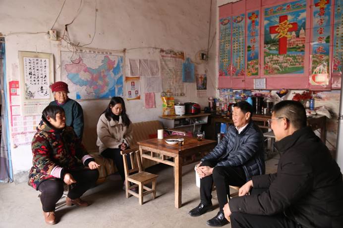 说明: G:\2月8日,米书记慰问困难学生\IMG_4018.JPG