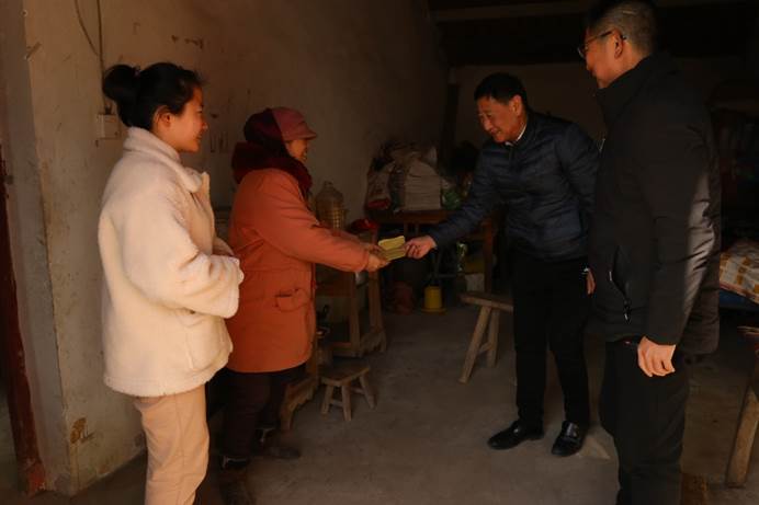 说明: G:\2月8日,米书记慰问困难学生\IMG_4014.JPG