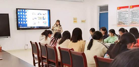 会议室里的人们描述已自动生成