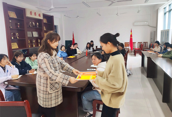 小孩们在厨房里描述已自动生成